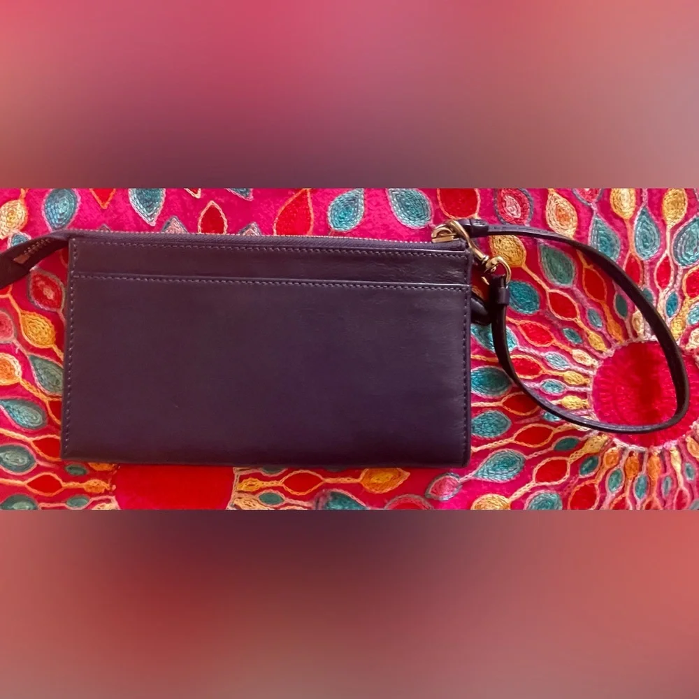 Beautiful Coach purple leather wristlet. EUC. Approximately 7 x 4“. - Picture 2 of 9